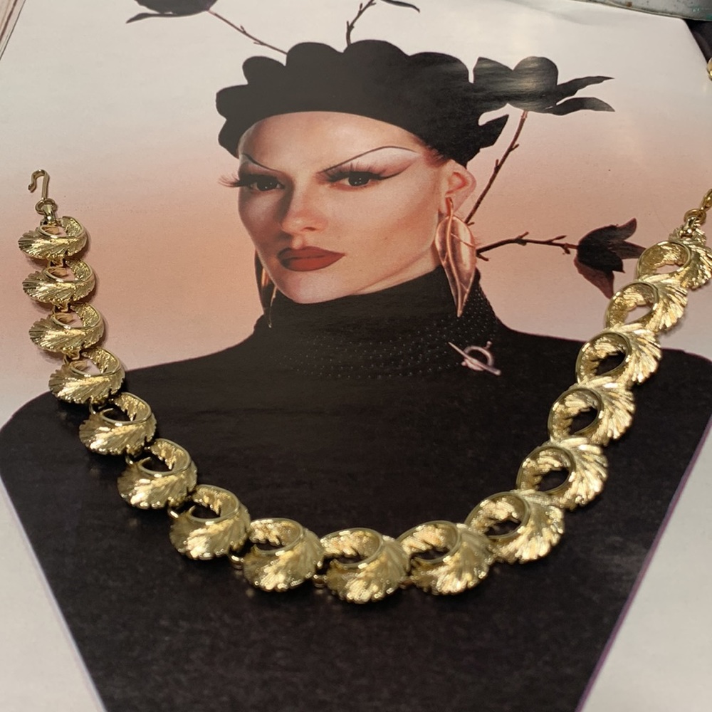 LISNER gold Necklace Feather Swirl